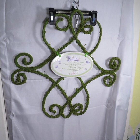 Green Botanical Wreath with "Family" Ceramic Plaque Faux Moss Thick Metal - Picture 2 of 12